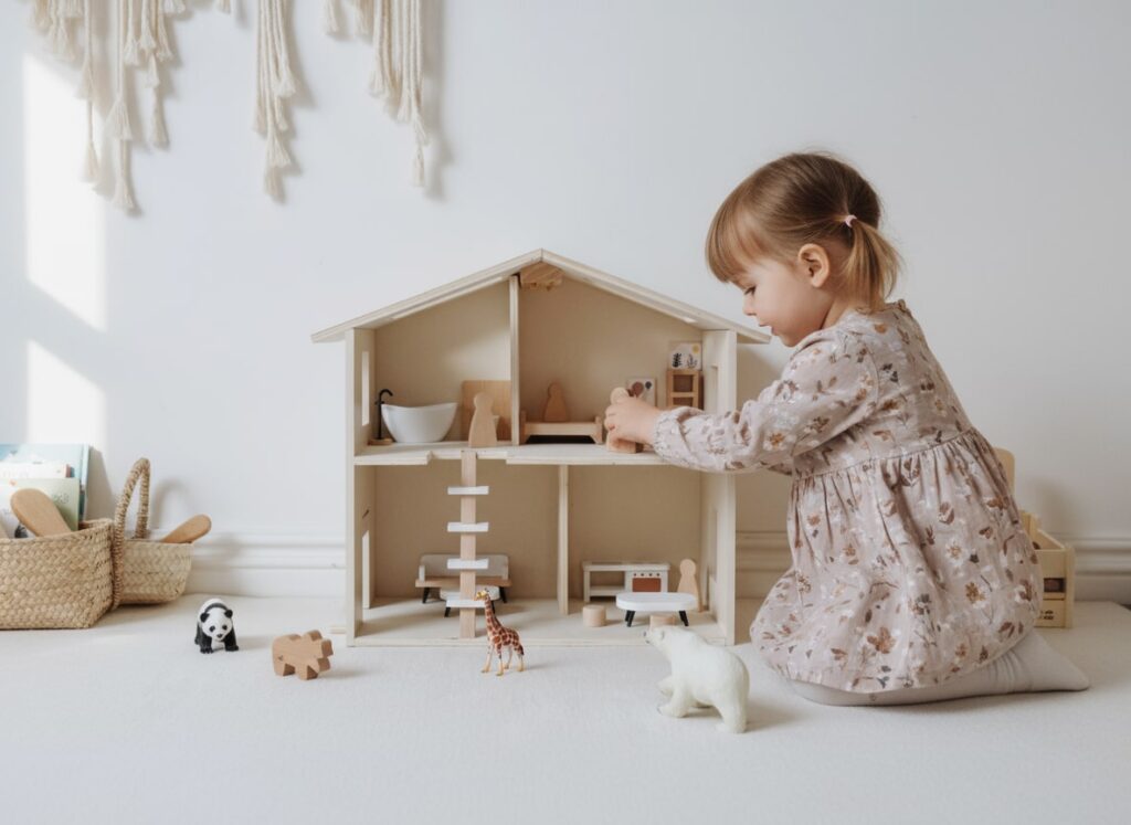 Drewniany domek dla lalek retro nunukids – zdjęcie 4