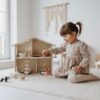 Drewniany domek dla lalek retro nunukids – zdjęcie 6