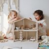 Drewniany domek dla lalek retro nunukids – zdjęcie 2