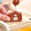 Drewniany edukacyjny beżowy samochód manipulacyjny – zdjęcie 5