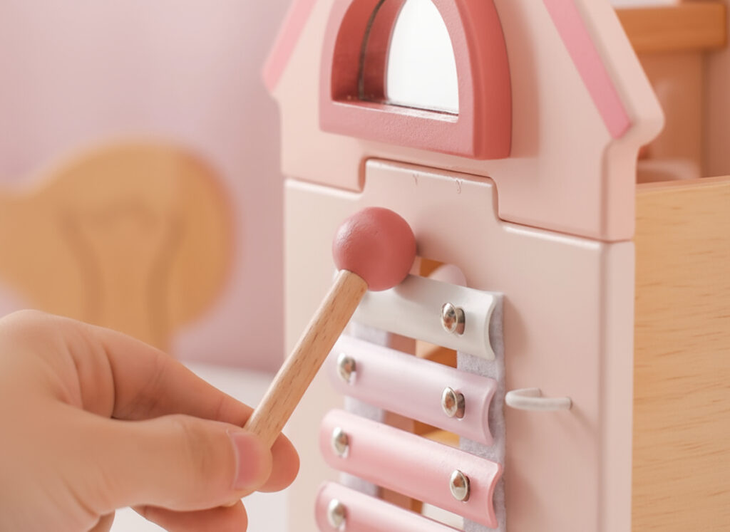 Drewniana edukacyjna kostka manipulacyjna różowy domek – zdjęcie 6
