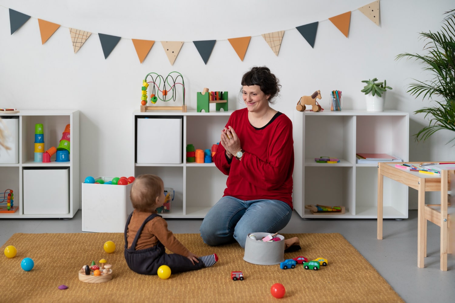 Dziecko bawiące się zabawkami Montessori
