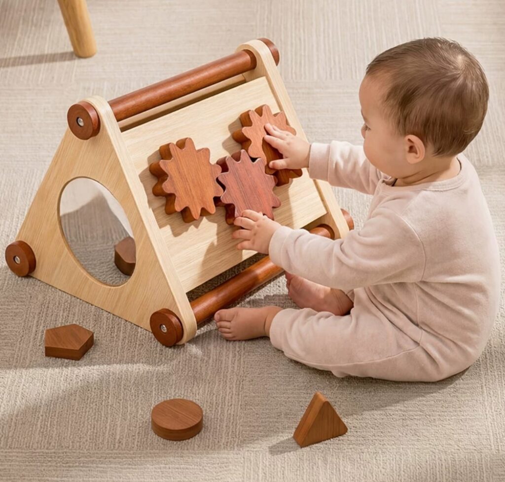 Drewniany trójkąt aktywności Montessori sorter sensoryczny dla dzieci Kotek — widok 3