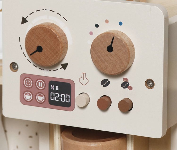 Drewniana kawiarenka z ekspresem, kubkami i kartą menu – zdjęcie 4