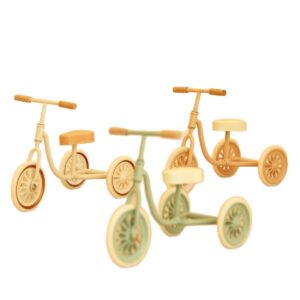 Trzy miniaturowe rowerki trójkołowe: różowy, miętowy i kremowy