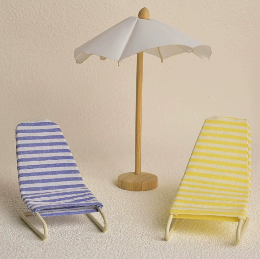 Miniaturowy zestaw plażowy: parasol i dwa leżaki do domku dla myszek