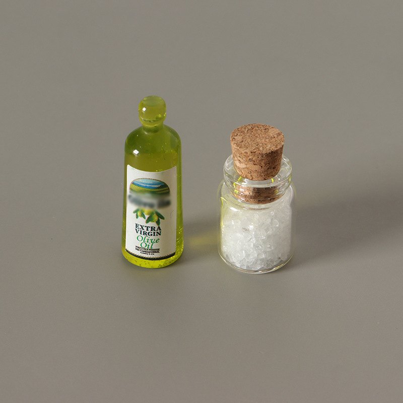 Miniaturowa butelka oliwy i szklany słoiczek z korkiem